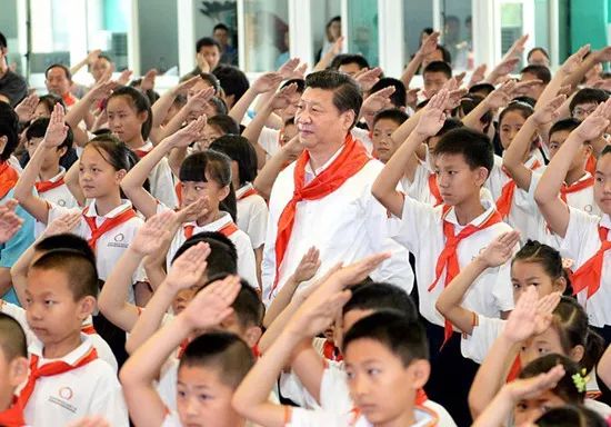 “大朋友”习近平和孩子们在一起