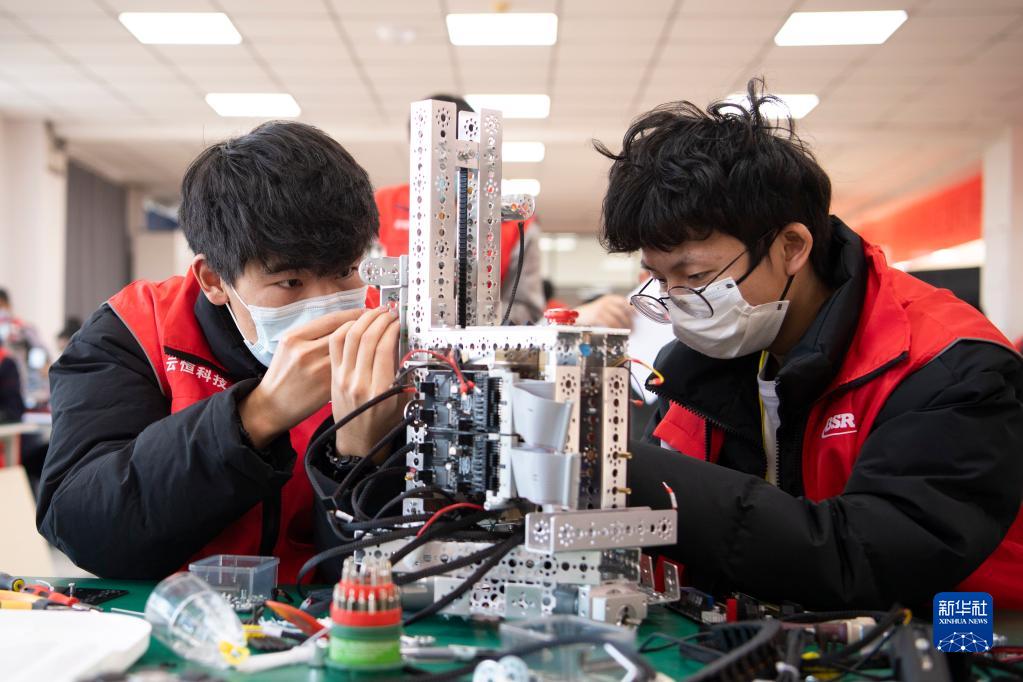 2021年12月25日，第三届山西省职业技能大赛参赛选手在位于山西机械高级技工学校的移动机器人项目赛场进行比赛。新华社记者 杨晨光 摄